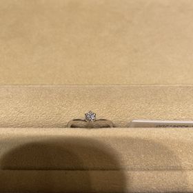 【TRECENTI(トレセンテ)の口コミ】 まずはデザインに一目惚れでした。実際に色々な角度で見てみると、ダイヤ…