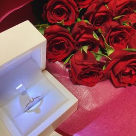 【杢目金屋(もくめがねや)の口コミ】 ちょっと予算オーバーでしたが、桜ダイヤモンドとデザインがとても可愛ら…