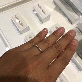 【4℃ BRIDAL(ヨンドシーブライダル)の口コミ】 V字になっていて、婚約指輪との重ね付けがとてもきれいでした。結婚指輪単…