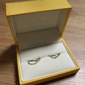 【ケイウノ ブライダル(K.UNO BRIDAL)の口コミ】 ダイヤモンドはつけない予定でしたが、
こちらのデザインはスクエアで控え…