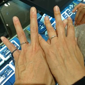 【ROYAL ASSCHER(ロイヤル・アッシャー)の口コミ】 最初につけた瞬間きらダイヤが綺麗に光り豪華、デザイン的にカーブがあり…