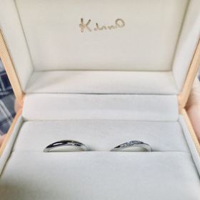 【ケイウノ ブライダル(K.UNO BRIDAL)の口コミ】 緩やかなウェーブデザインのリングで、とても指馴染みの良いリングです。
…