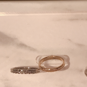 【ete(エテ)の口コミ】 新婦側はゴールドで縁にデザインがあるタイプ、新郎側はプラチナに新郎側…