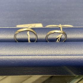 【銀座ダイヤモンドシライシの口コミ】 指輪のデザインがよくあるタイプは結婚指輪だと丸いストレートのリングな…