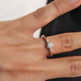【GALA JEWELRY(ガラジュエリー)の口コミ】 最初は予算の都合上ダイヤモンドが一石のエンゲージリングを希望していま…