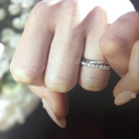 【銀座ダイヤモンドシライシの口コミ】 さりげなく重ね付けできるハーフエタニティだったので。
ダイヤモンド一粒…