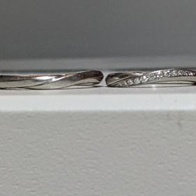 【銀座ダイヤモンドシライシの口コミ】 彼はシンプルだけどシンプルすぎないデザインを探していました。私は結婚…