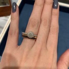 【ピアジェ(PIAGET)の口コミ】 真ん中の石を取り囲むダイヤがきれいで中心のダイヤも大きくキラキラして…