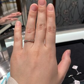 【ティファニー(Tiffany & Co.)の口コミ】 リボンの形で可愛かったです。百貨店のジュエリー売り場をたくさん見て周…