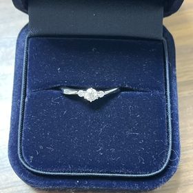 【4℃ BRIDAL(ヨンドシーブライダル)の口コミ】 石が三つもついていてゴージャス感がありますし、1番は自分の手に似合うか…