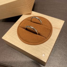 【ringram(リングラム)の口コミ】 指輪のデザインがプラチナ、形状が甲丸、お互いにリングの内側に誕生石の…