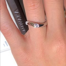 【俄(にわか)の口コミ】 太さがある程度あり、ダイヤも大きく重厚感がある。
とぅるんとした質感で…