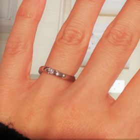 【CHARMY(チャーミー)の口コミ】 太くてカーブしている指輪を探していて見つけた商品。
色がプラチナではな…