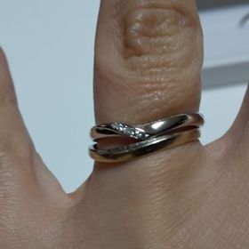 【THE KISS(ザ・キッス)の口コミ】 女性用結婚指輪として素敵なデザインだと思います。
指が太い女性でも、石…