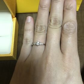 【ケイウノ ブライダル(K.UNO BRIDAL)の口コミ】 シンプルな指輪を探していたのですが、この指輪は横から光が入るデザイン…