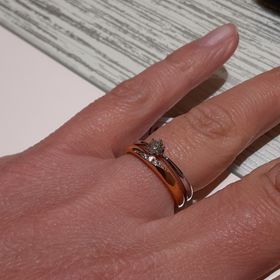 【TRECENTI(トレセンテ)の口コミ】 僕(男性側)はシンプルイズベストのシルバーの太めだめのオーダーのため割…