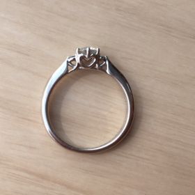 【アイプリモ(I-PRIMO)の口コミ】 王道の婚約指輪らしく、中心にダイヤがひとつあるものを探していました。…