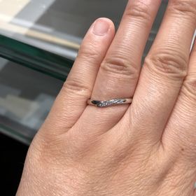 【アイプリモ(I-PRIMO)の口コミ】 S字タイプの指輪のため指が長く綺麗に見え、ダイヤも小さくさりげなく置か…