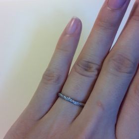 【銀座ダイヤモンドシライシの口コミ】 指輪の形はまっすぐですが、ダイヤが切れ目なく斜めに入っていてどの角度…