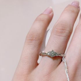 【TRECENTI(トレセンテ)の口コミ】 3石タイプのものを探していました。理想通りの形とデザインで、テンション…