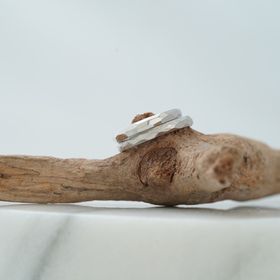 【THREE TREES(スリーツリーズ)の口コミ】 結婚が決まり、なかなか心惹かれる指輪と出会えずお店の指輪を見ても理想…