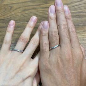 【JEWELRY STUDIO Advance(ジュエリースタジオアドバンス)の口コミ】 小粒のメレダイヤが右上がりのライン上に並んでおり、
どの角度から見ても…