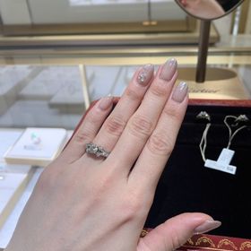 【カルティエ(Cartier)の口コミ】 ひと目見るだけでカルティエと分かる特徴的なデザインだと思います。手元…