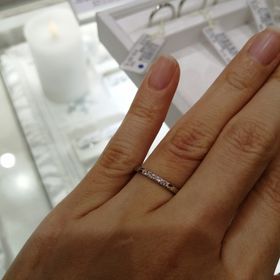 【Ponte Vecchio(ポンテヴェキオ)の口コミ】 ダイヤの多くないものを探していて1個～3個のものを色々試着しましたが、…
