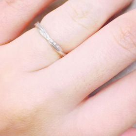 【STAR JEWELRY(スタージュエリー)の口コミ】 華奢なのに少し凝ったねじりのデザインと小粒のダイヤが気に入りました。…