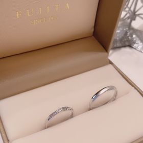 【BELETHE(ベルテ)の口コミ】 男性用はマットなデザインでカッコよく、女性用はキラキラ光るダイヤと細…