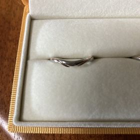 【ケイウノ ブライダル(K.UNO BRIDAL)の口コミ】 彼女側が婚約指輪と重ね付けしたいとかねてから言っていたので、シンプル…
