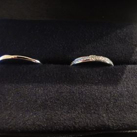 【ラザール ダイヤモンド(LAZARE DIAMOND)の口コミ】 婚約指輪は購入しないつもりだったので、少し派手なハーフエタニティのリ…