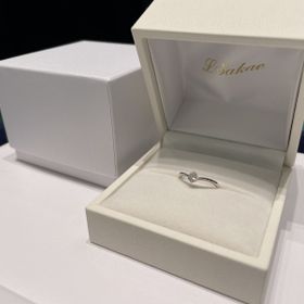 【エルサカエの口コミ】 V字リングで見た目もシンプルで洗練されたデザインであり、ダイヤもクラウ…