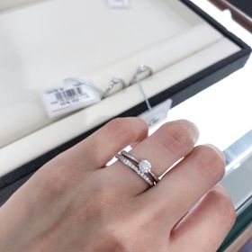 【CHARMY(チャーミー)の口コミ】 横から見ても可愛い一粒ダイヤ、このナナツボシの可愛さに惹かれました。…