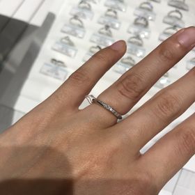 【銀座ダイヤモンドシライシの口コミ】 人気のブーケデザインはダイヤモンドが左斜め上りのデザインのため、指輪…