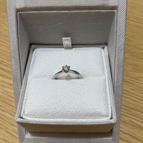 【ENUOVE(イノーヴェ)の口コミ】 婚約者の指が細く、指輪も華奢ですが、貧相に見えないものを選びました。
…