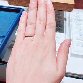 【銀座ダイヤモンドシライシの口コミ】 シンプルなゴールドの指輪です。指輪は非常につけ心地が良く、違和感なく…