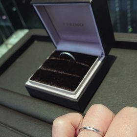 【アイプリモ(I-PRIMO)の口コミ】 指輪の決め手はひとめぼれです。斜めのカットが入っているので光の入り具…