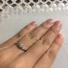 【アイプリモ(I-PRIMO)の口コミ】 一番の決め手はデザインでした。メインの石に寄り添うように小さなカラー…