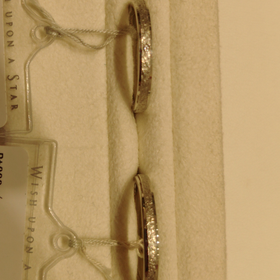 【festaria VOYAGE(フェスタリア ボヤージュ)の口コミ】 形状はシンプルですが中央がざらついたデザイン。
縁は艶のあるデザインで…