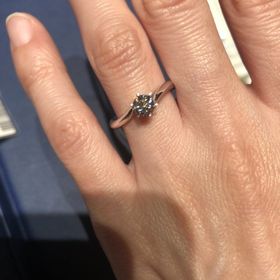 【銀座ダイヤモンドシライシの口コミ】 結婚指輪のデザインを決めていないのですが、結婚後は重ね付けをしたかっ…