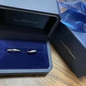 【銀座ダイヤモンドシライシの口コミ】 婚約指輪と一緒につけた時に違和感のないデザインのものを選ぼうと思って…