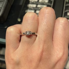 【エクセルコダイヤモンド(EXELCO DIAMOND)の口コミ】 センターダイヤモンドをメレダイヤモンドで包むデザインで実際のダイヤモ…