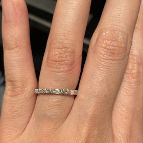 【エクセルコダイヤモンド(EXELCO DIAMOND)の口コミ】 将来的にサイズ変更が可能なハーフエタニティーリングを探していた。バゲ…