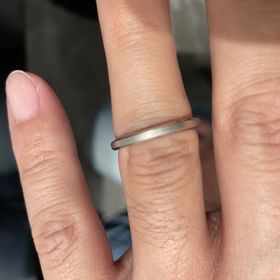 【エクセルコダイヤモンド(EXELCO DIAMOND)の口コミ】 リング表面の艶消しとサイドから見る艶あり部分のデザインの対比、遊びが…