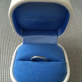 【銀座ダイヤモンドシライシの口コミ】 エタニティとカーブのあるデザインを求めていました。普段使いでダイヤが…