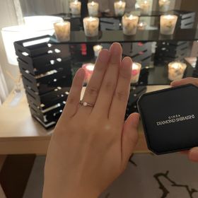 【銀座ダイヤモンドシライシの口コミ】 エバーアフターのデザインが手を取り合っている様子を表していて、横から…