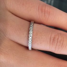 【エクセルコダイヤモンド(EXELCO DIAMOND)の口コミ】 シンプルなデザインのハーフエタニティリングであり、幅の太さやメレダイ…