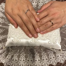 【COLANY(コラニー)の口コミ】 好きな花であるバラをモチーフにしたデザインであったこと、婚約指輪との…