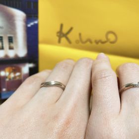 【ケイウノ ブライダル(K.UNO BRIDAL)の口コミ】 ウェーブの形で探しており、絶妙なラインとダイヤの入り方が気に入りまし…